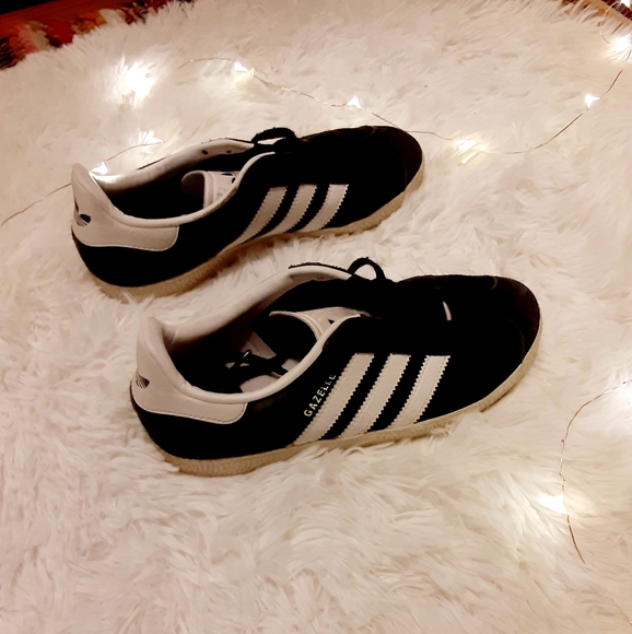 ๐ SOLD! Gazelle Adidas Kids - Picture 1 of 5